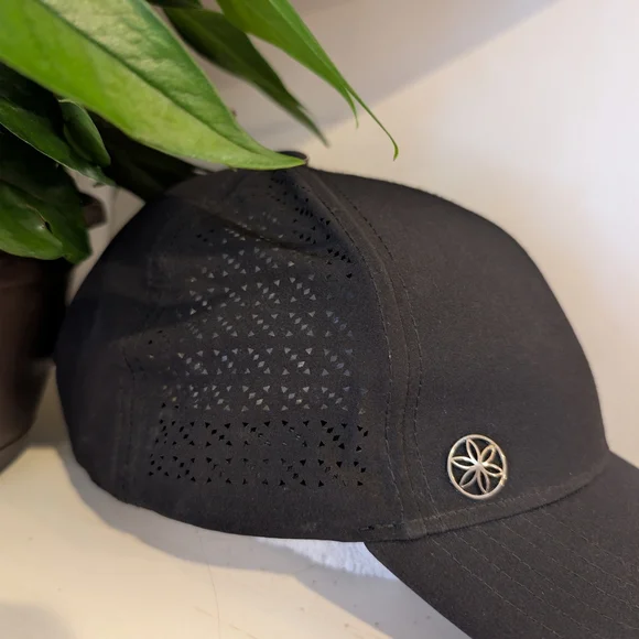 Gaiam Cruiser Breathable Nova Hat Black Laser Cut Running Yoga Performance Cap - Picture 3 of 5